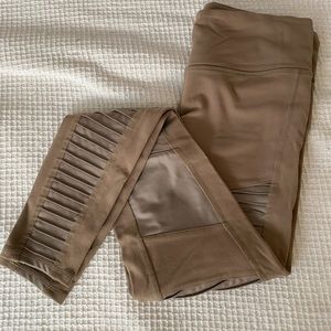 Alo Yoga Moto Legging in Gravel